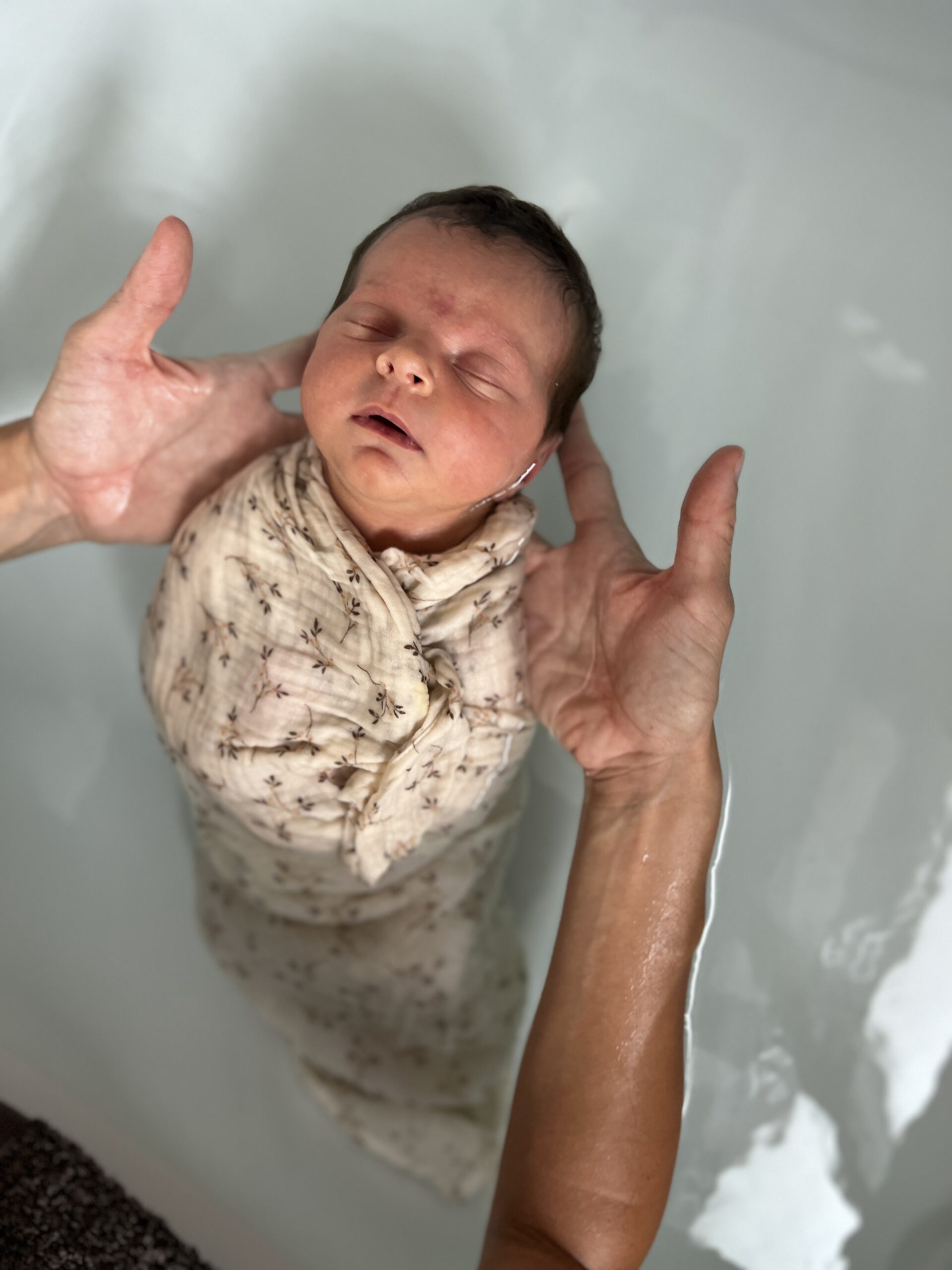 premier bain d'un bébé, thérapeutique bain bébé