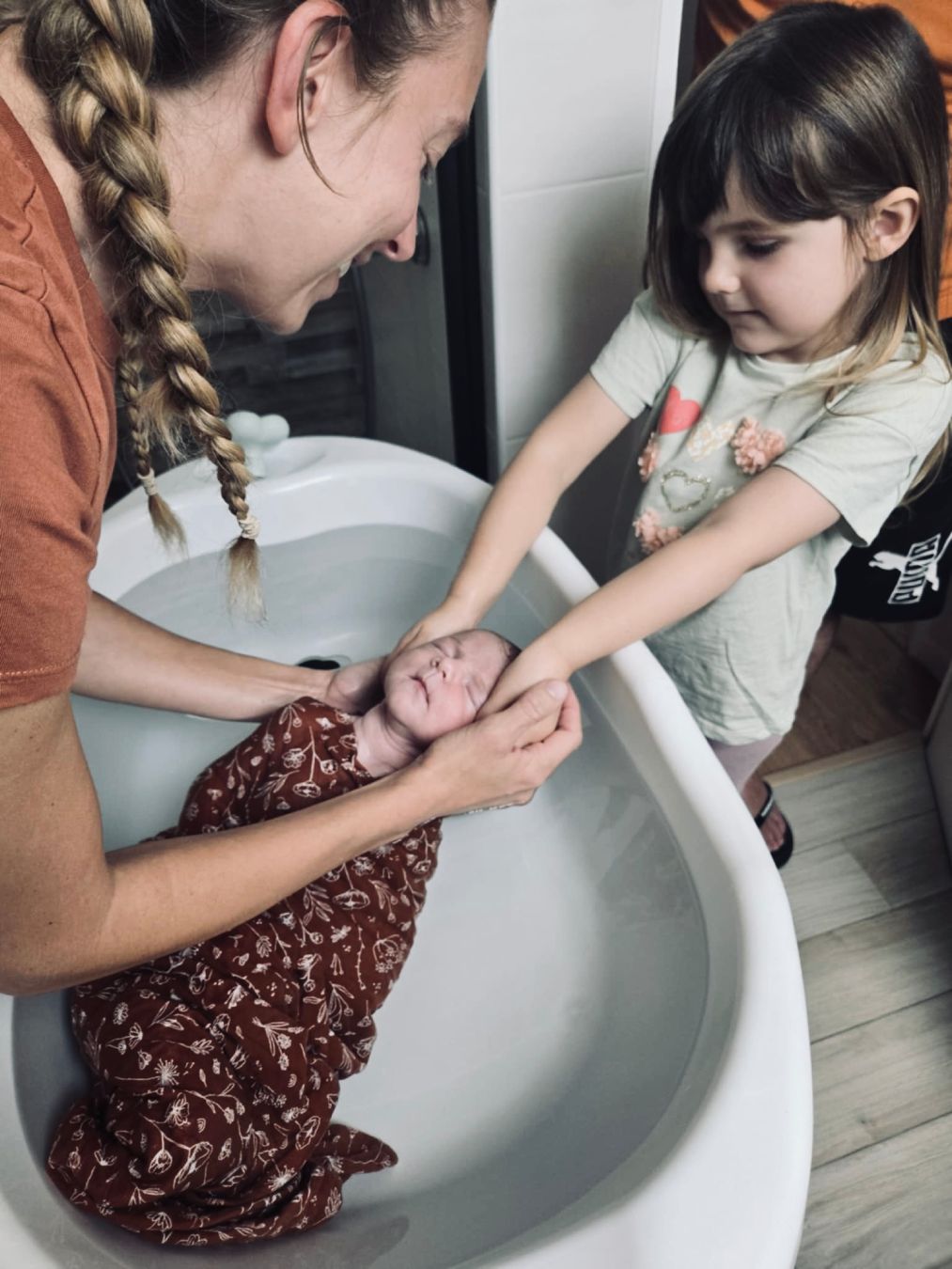 Thérapeutique bain bébé avec grande soeur, fratrie