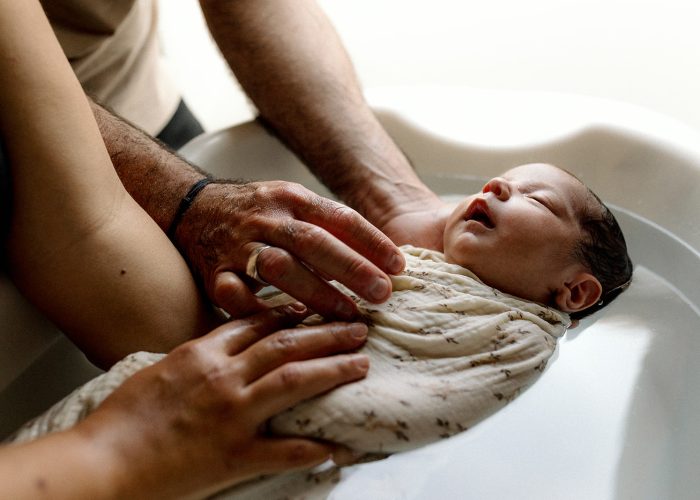 Bain enveloppé fait par les parents. Nouveau né